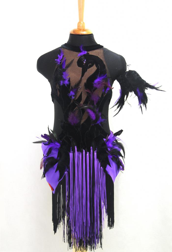 Бальное платье с перьями